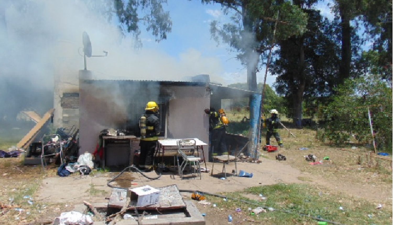 En salvaje represalia, incendiaron la casa de la asesina de Carolina