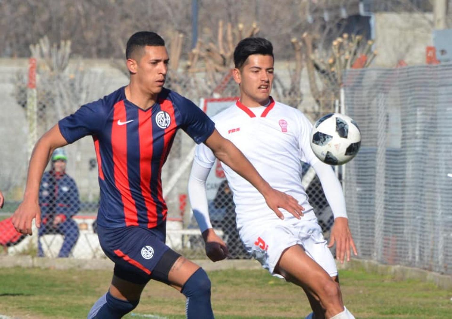 Santamarina inicia un ciclo, con variantes en el plantel