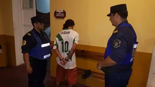 Estaba condenado y lo encontraron caminando en la calle con un amigo