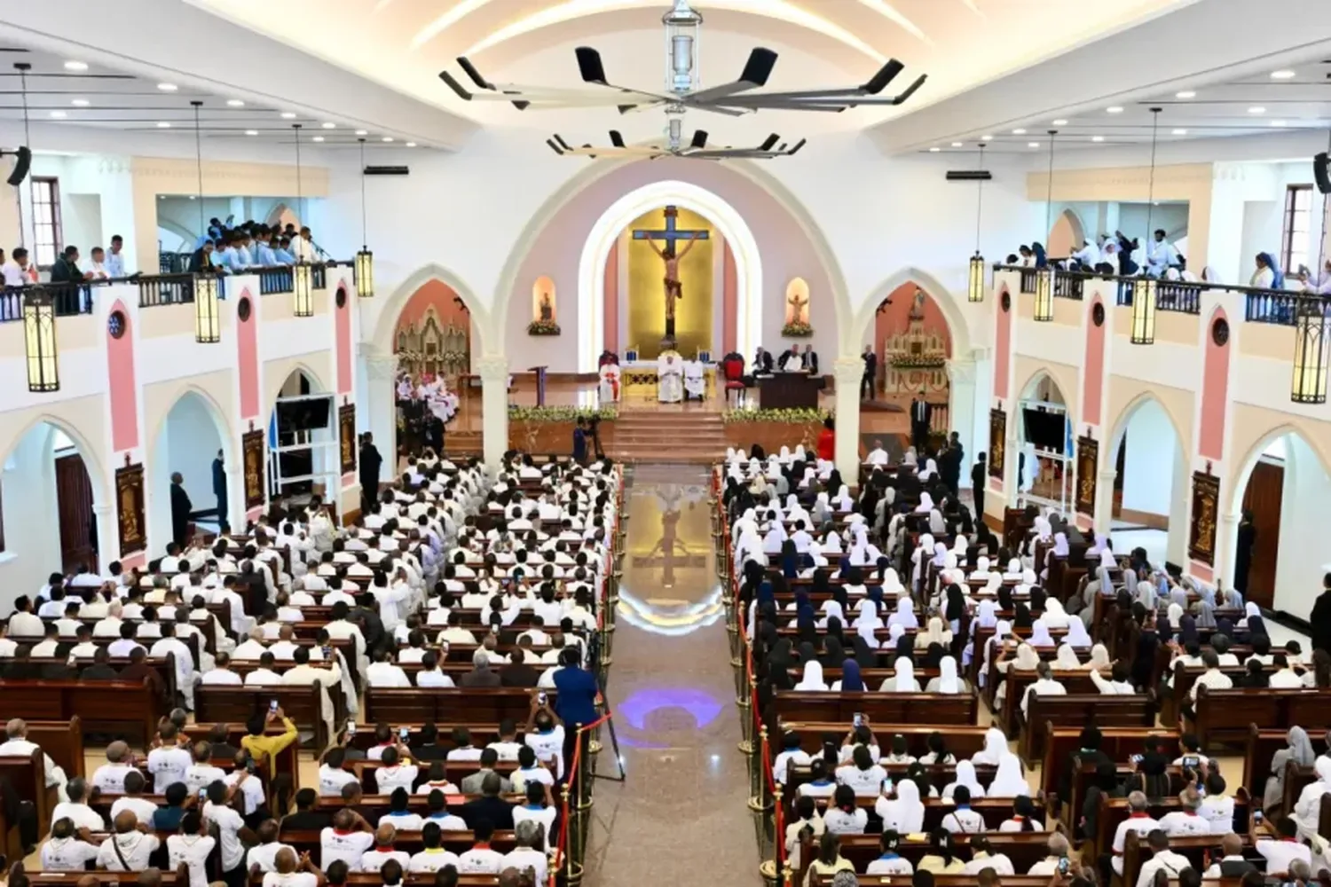 El papa Francisco asiste a un encuentro con obispos y sacerdotes en la Catedral de la Inmaculada Concepción en Dili (Timor Oriental). EFE/Alessandro Di Meo