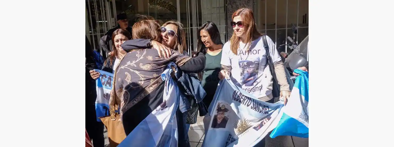 ARA San Juan: un overol, un cajón de frutas y el saco de un capitán