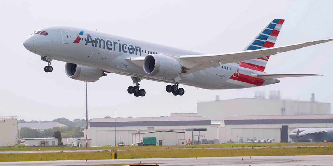 ¡TERROR EN EL AIRE! Pasajero intenta abrir la puerta de un avión EN PLENO VUELO en EE.UU. (Video)
