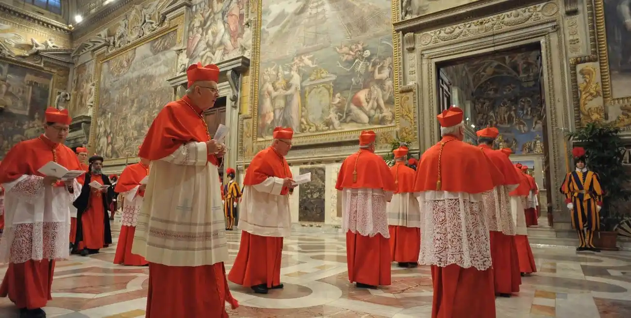 En 2013, los cardenales en la Capilla Sixtina a punto de comenzar el cónclave. REUTERS/Osservatore Romano