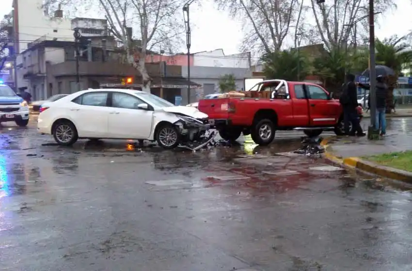 Fuerte choque entre un auto y una camioneta en zona centro
