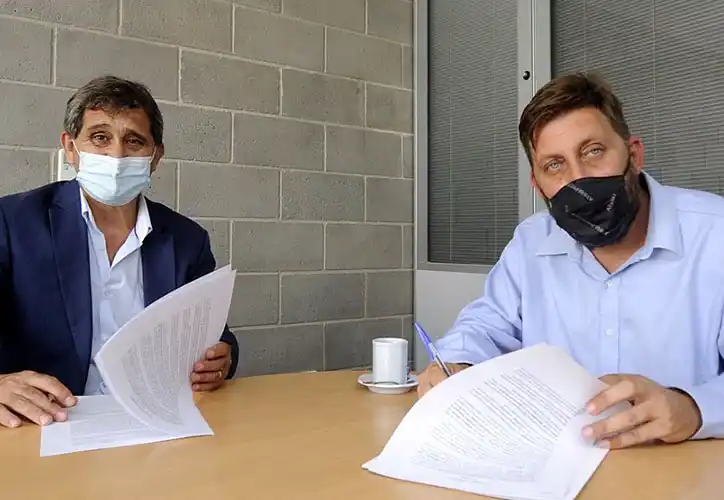Firmaron un convenio para construir casas en Lobería