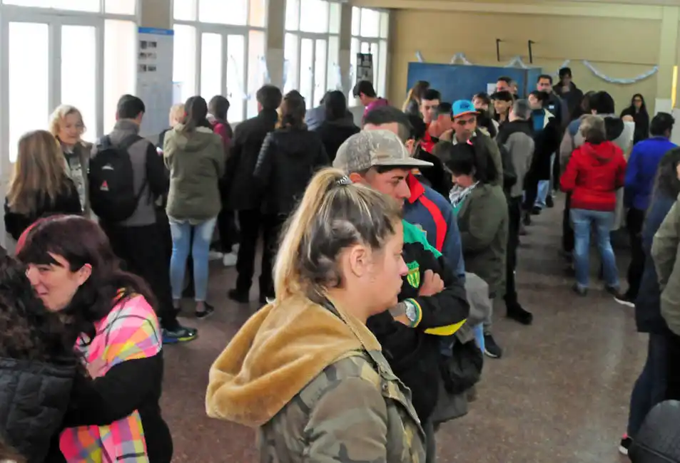 Largas filas y opiniones encontradas respecto a los cuartos oscuros móviles