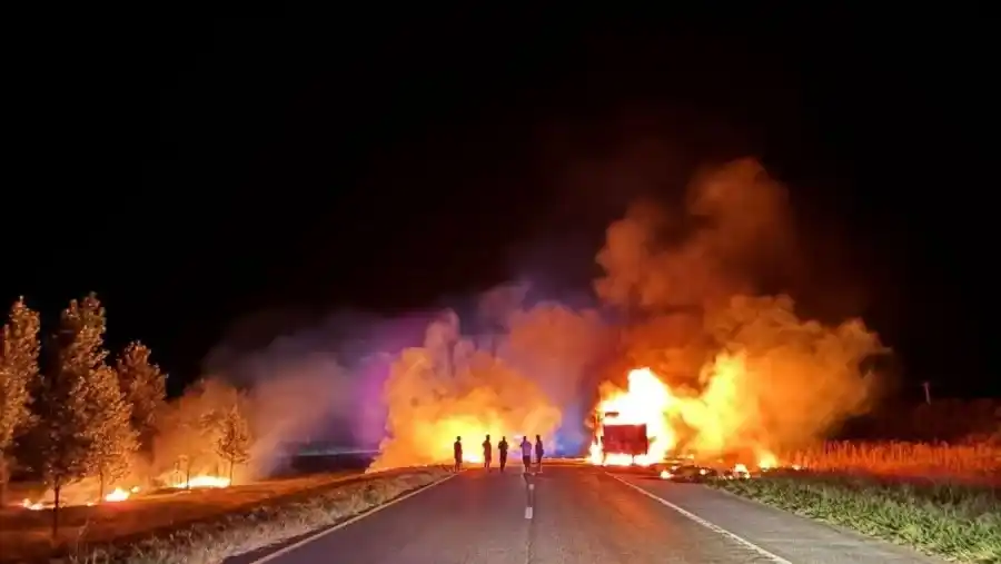 Un camión se incendió por completo en la Ruta 14 y generó alarma entre automovilistas