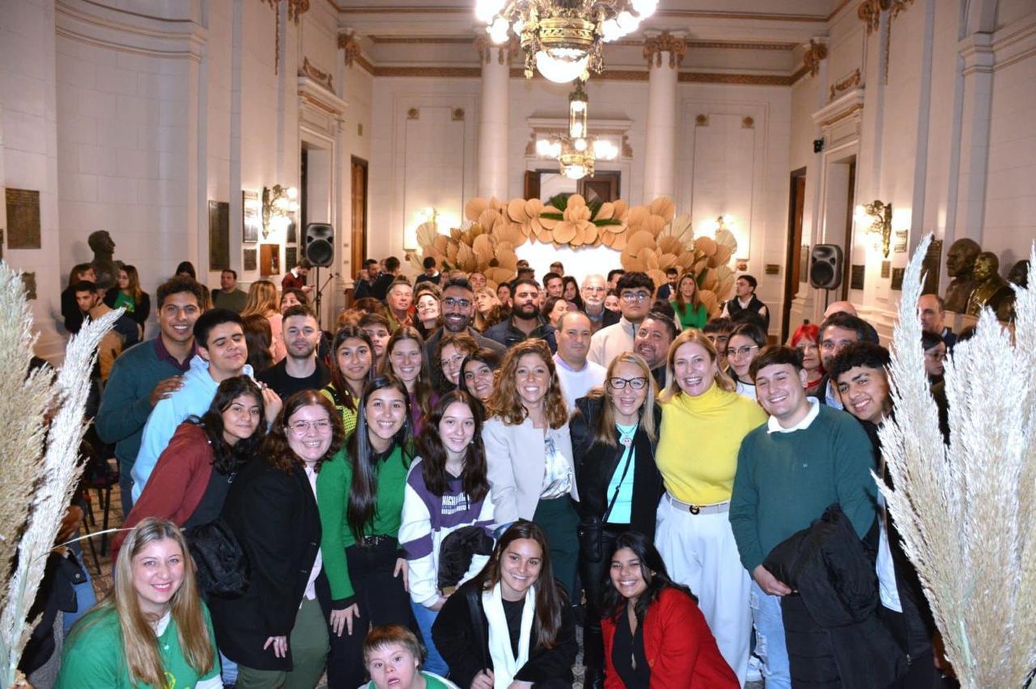 Los jóvenes que formaron parte de la actividad, junto a las organizadoras.