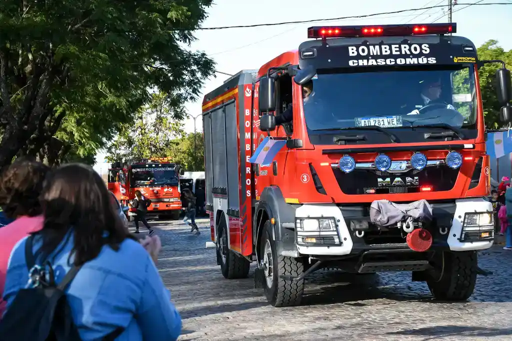 Chascomús conmemora el Día del Bombero Voluntario con izado de bandera y homenaje a los caídos
