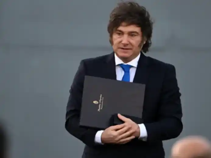 Milei hizo una escala inesperada en Lima antes de continuar su viaje a Miami