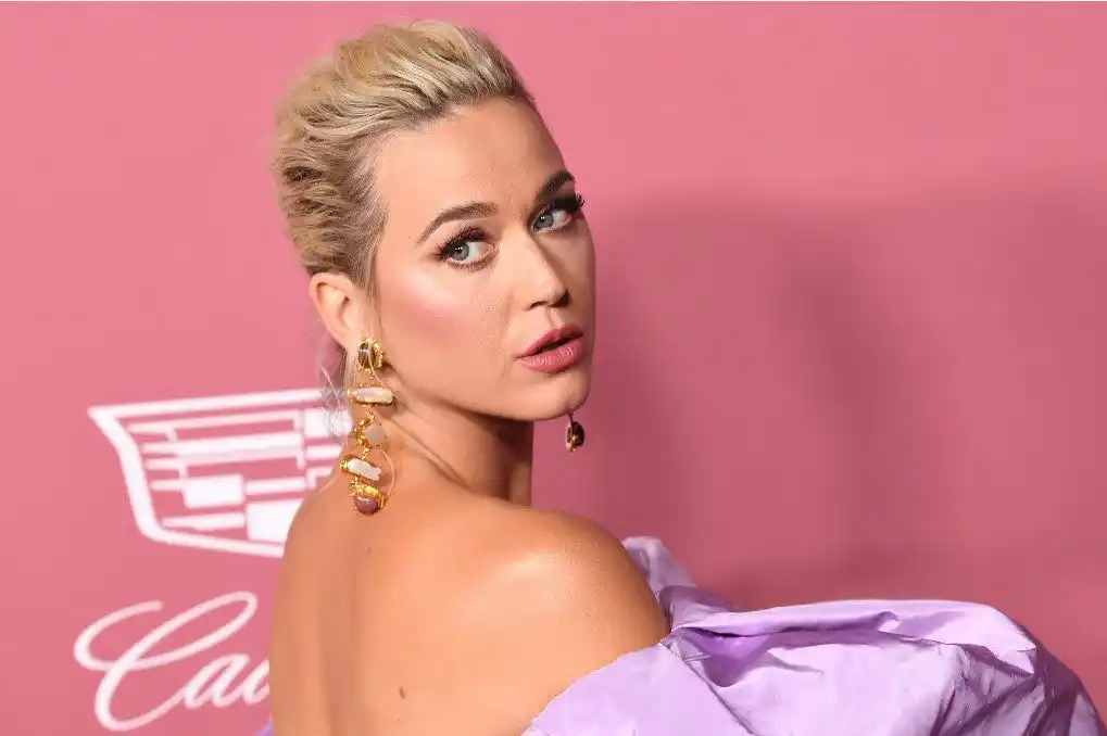 Katy Perry sufre caída en American Idol