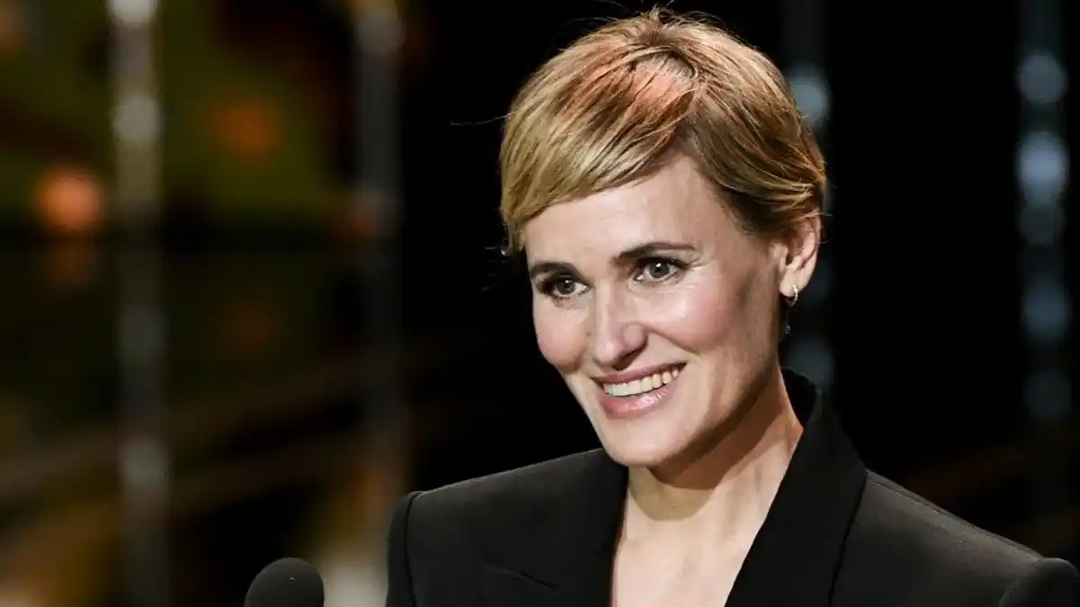 Judith Godrèche se roba el protagonismo en los premios César, pidiendo cese del «tráfico de chicas»