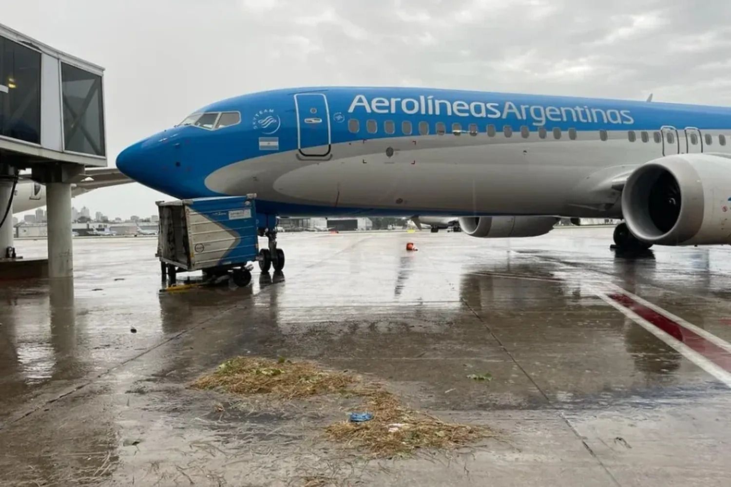 Aerolíneas Argentinas ya debió cancelar más de 100 vuelos por el temporal