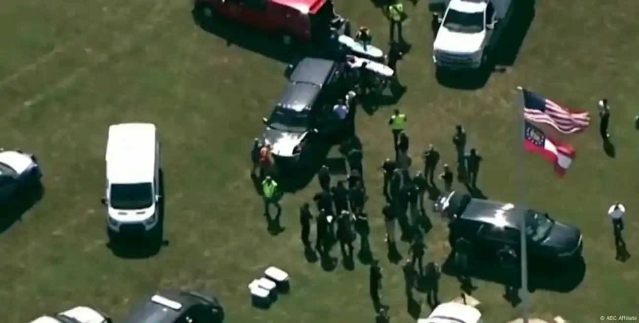 Despliegue policial y de servicios sanitarios durante la evacuación de la escuela secundaria de Winder. DW/Reuters