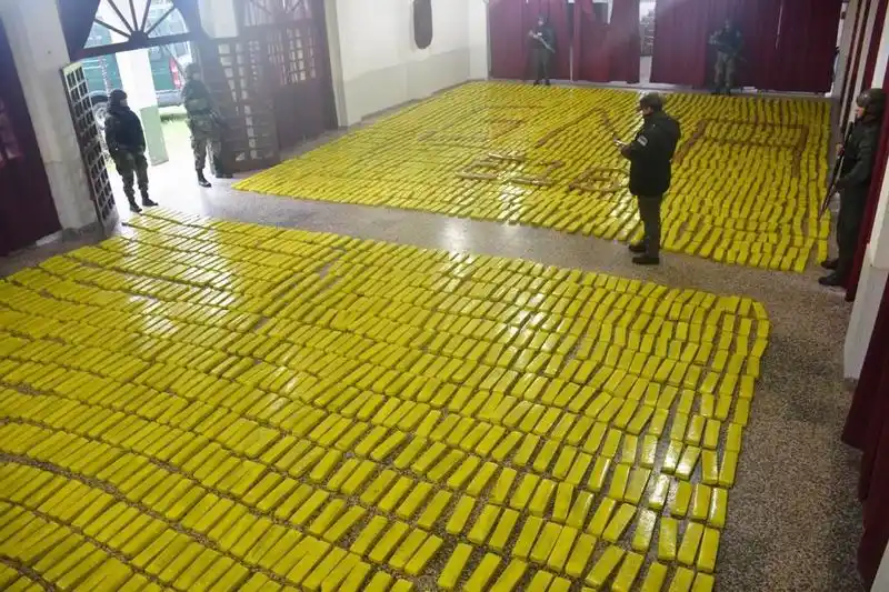 Gendarmería detectó el traslado de más de 2 
toneladas de marihuana en una camioneta