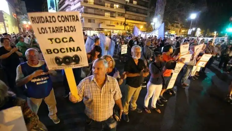 Hoy habrá un nuevo ruidazo contra los tarifazos