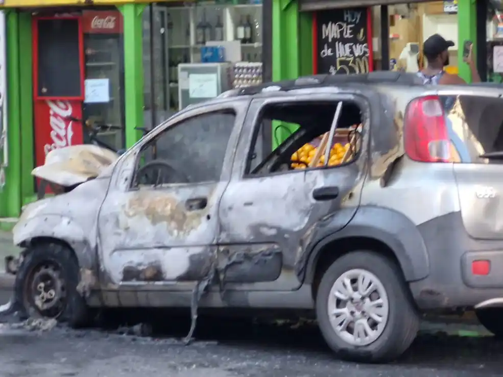 Un auto fue totalmente consumido por las llamas en el centro.