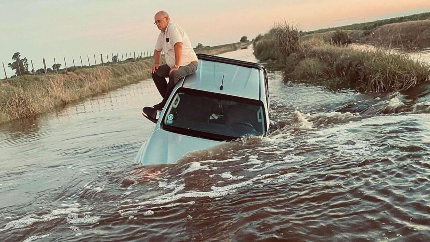 Hace un año el agua tapó su camioneta, se hizo viral y asegura que nada cambió