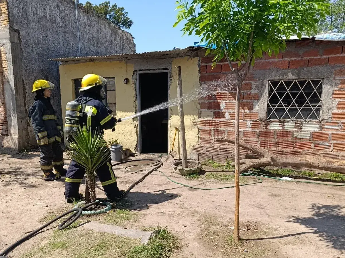 El fuego comenzó en una de las habitaciones de la casa.