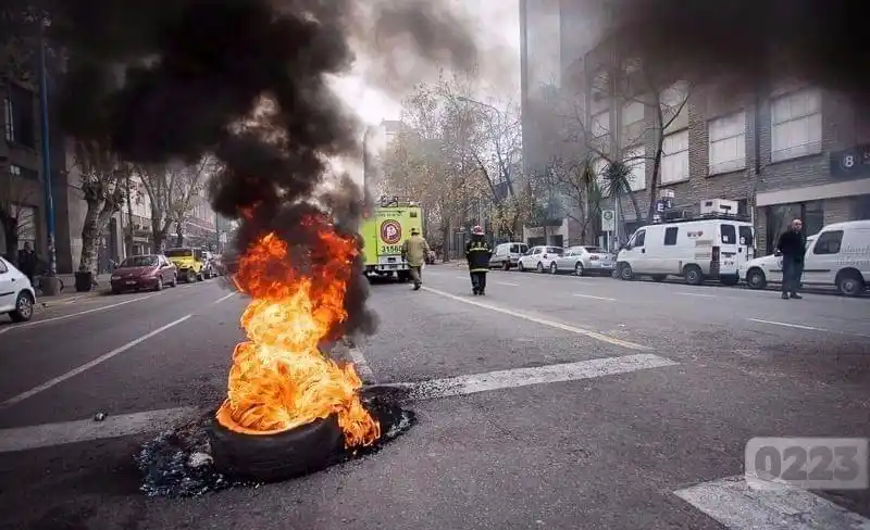 El intendente de Mar del Plata elevó un proyecto para prohibir la quema de neumáticos en la calle