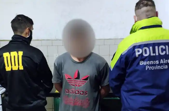 Lo buscaban por asaltar a una jubilada y lo hallaron robando