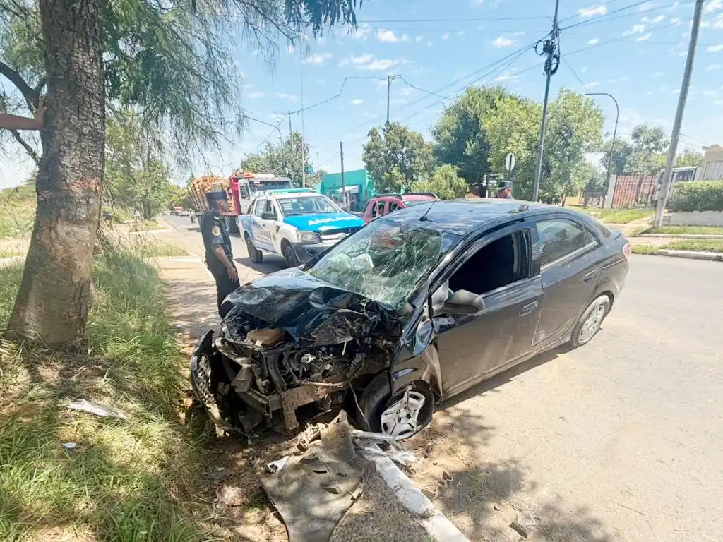 Perdió el control del auto y chocó contra un árbol