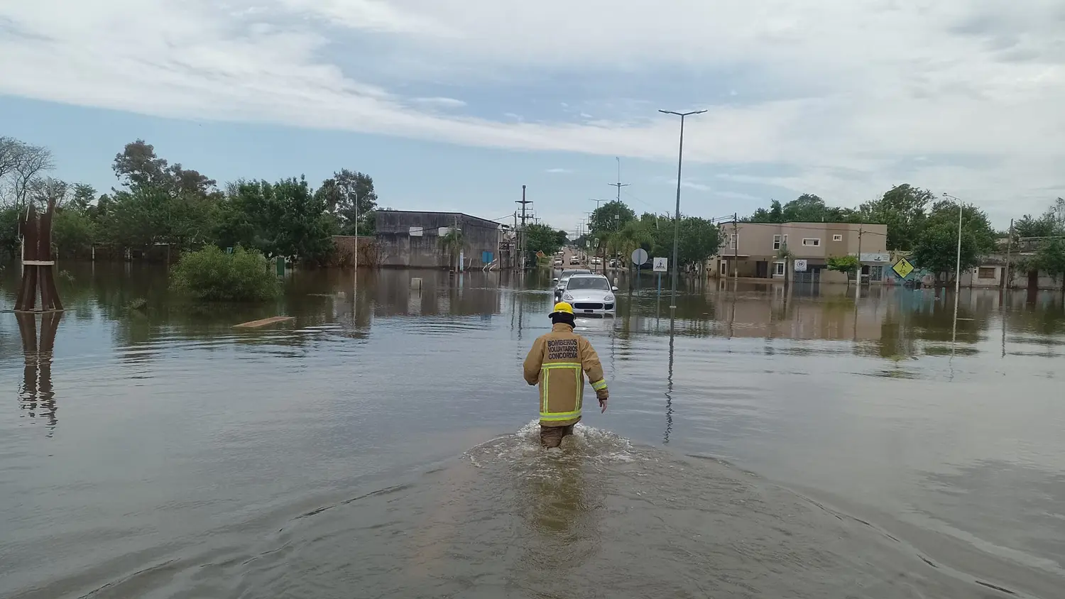 Un octogenario ingresó con su auto a una calle inundada y tuvo que ser rescatado
