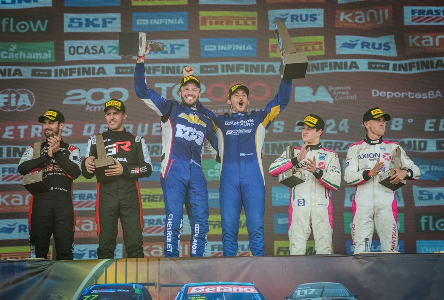 Leonel Pernía, en el podio de TC2000, junto a su invitado, Moscardini.