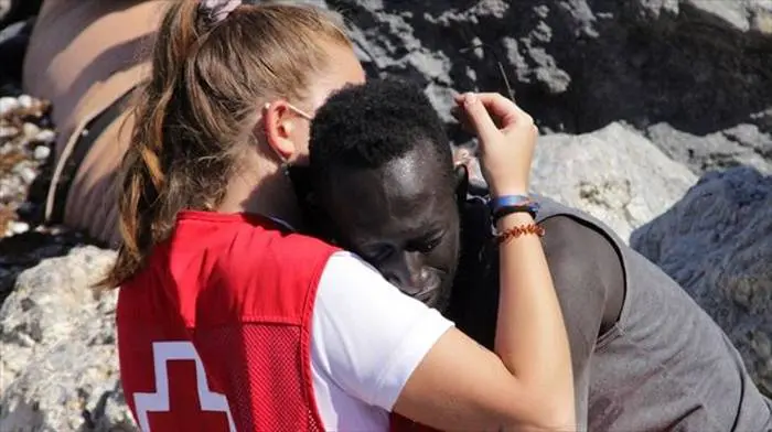 La imagen de un migrante y una trabajadora de la Cruz Roja que fue viral