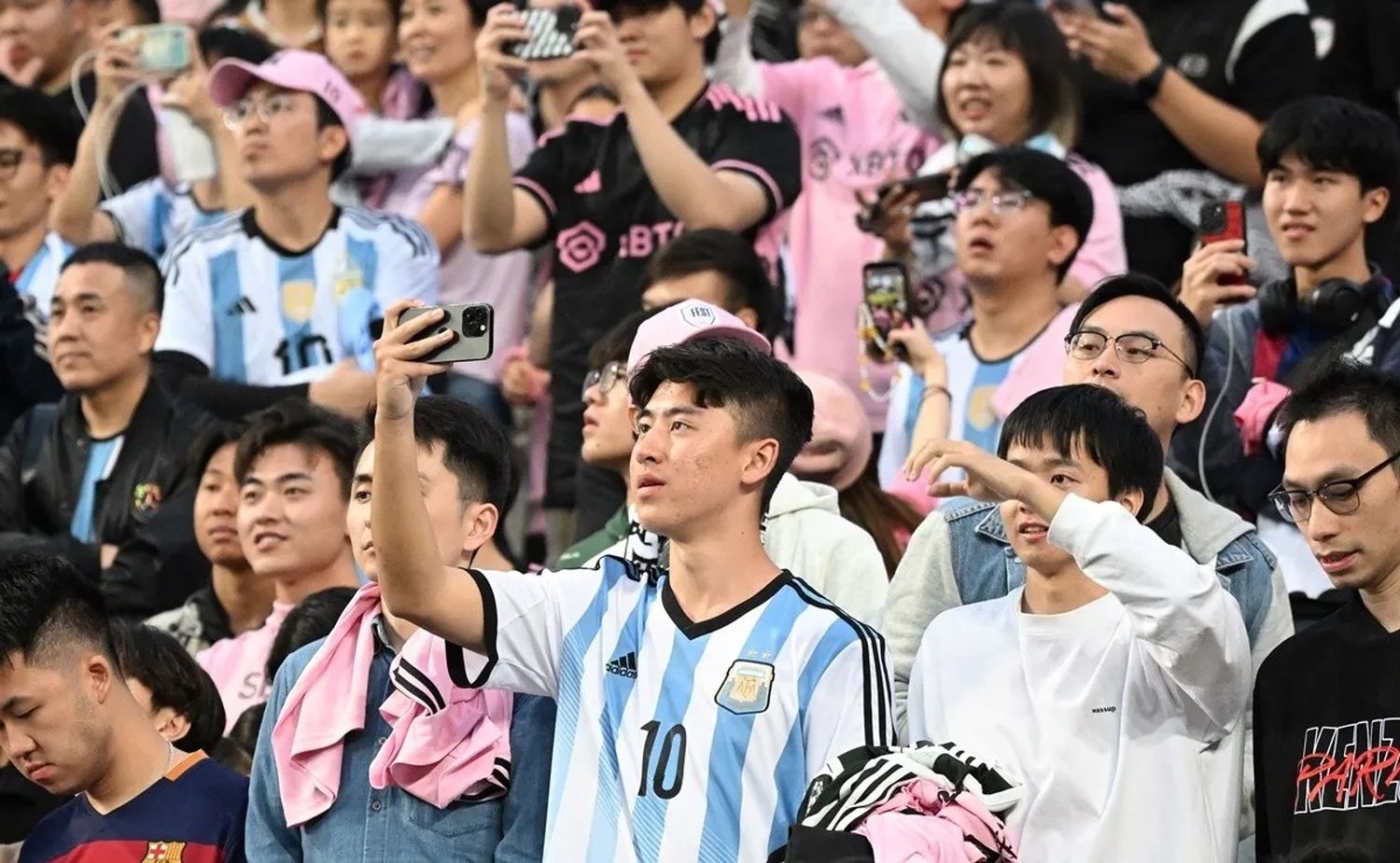 Miles de fanáticos se acercaron al estadio para ver la práctica de Messi.