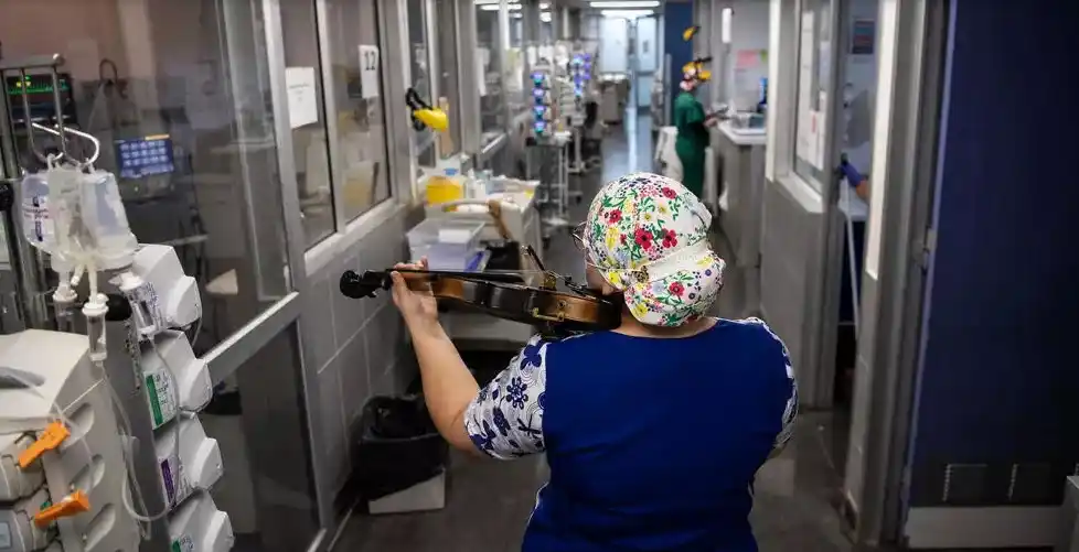 La enfermera y su violín dan una nota de aliento a pacientes COVID-19 en Chile