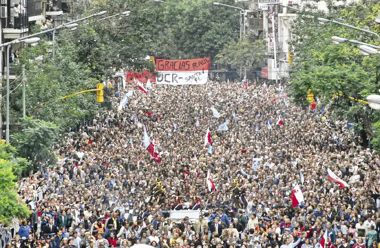Se cumplen diez años de la multitudinaria y conmovedora despedida a Raúl Alfonsín 