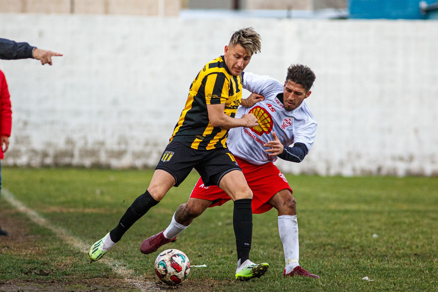 Más rojas que goles en el Catale