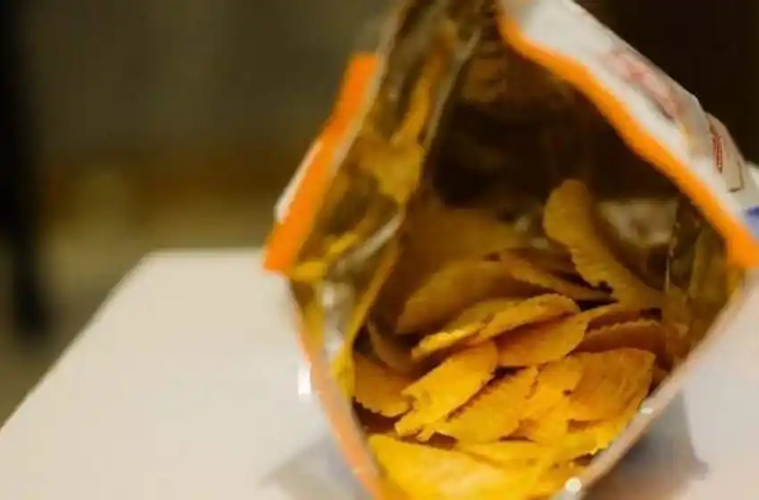 La Anmat prohibió la comercialización de marcas de papas fritas, té, queso y aceite