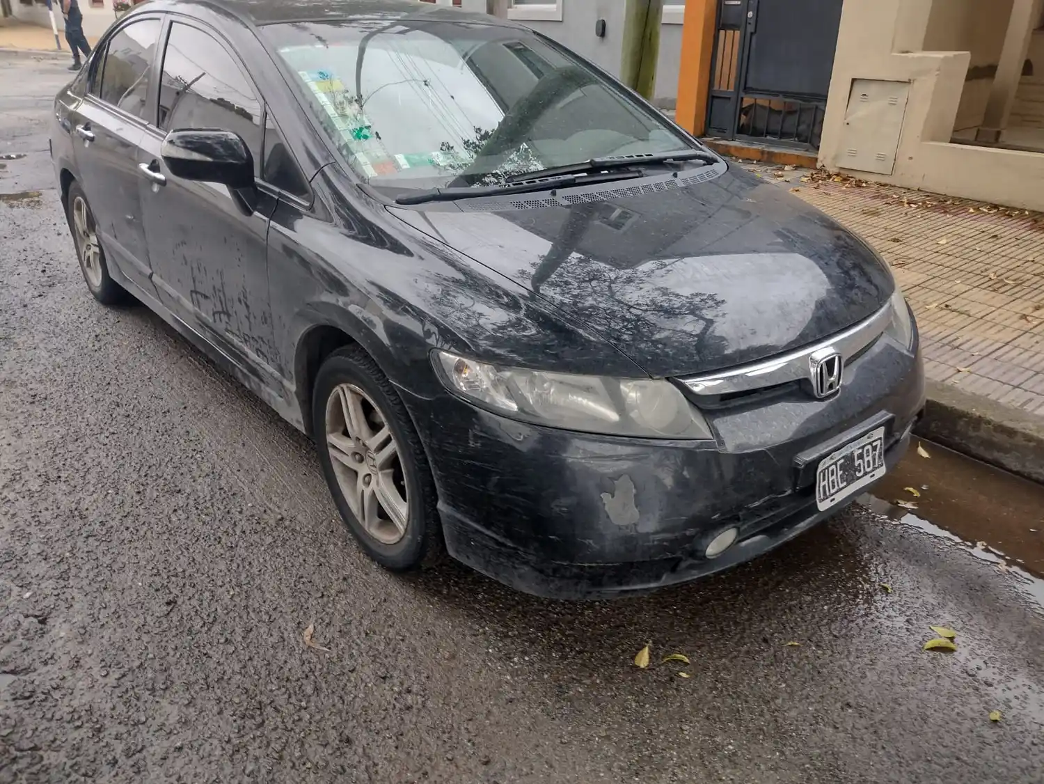 El Honda Civic colisionó con una bicicleta.