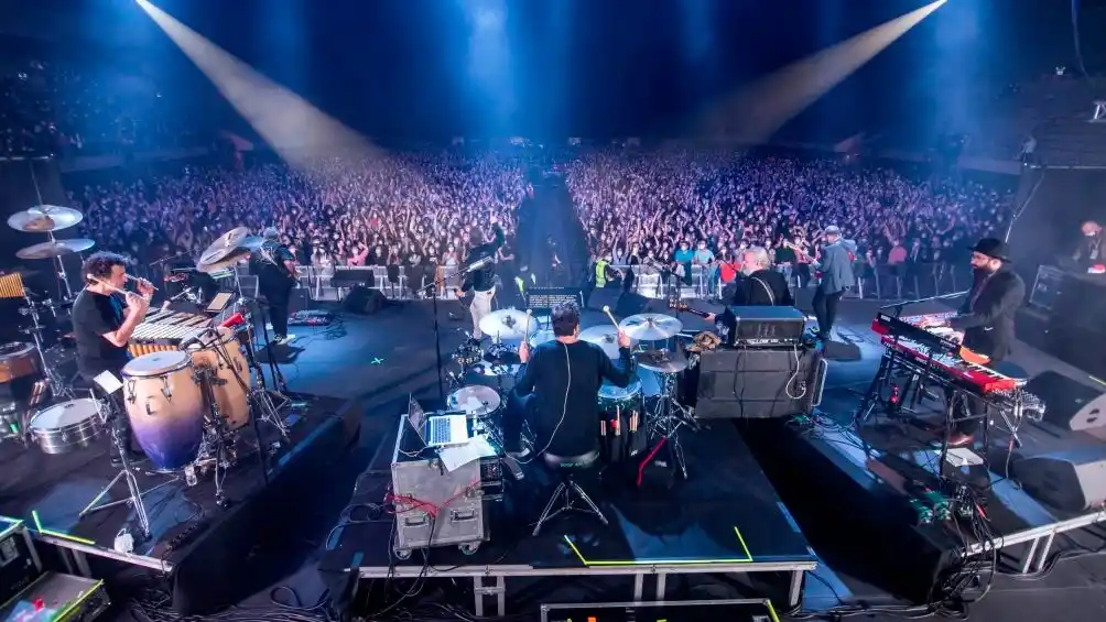 Prueba en Barcelona: cinco mil personas bailaron sin distancia en un recital y no hubo contagios