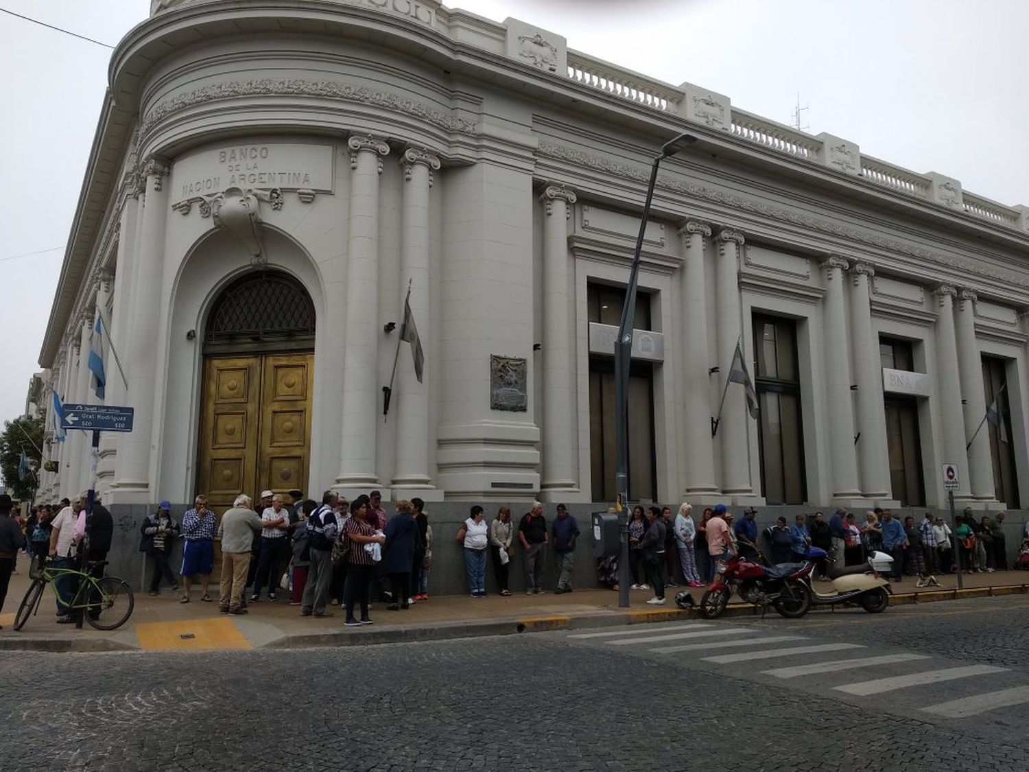 Desde hoy se paga el bono a jubilados de 5000 pesos