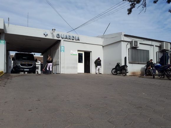 Auto embistió el ingreso a un boliche: un joven atropellado y el conductor, ambos hospitalizados