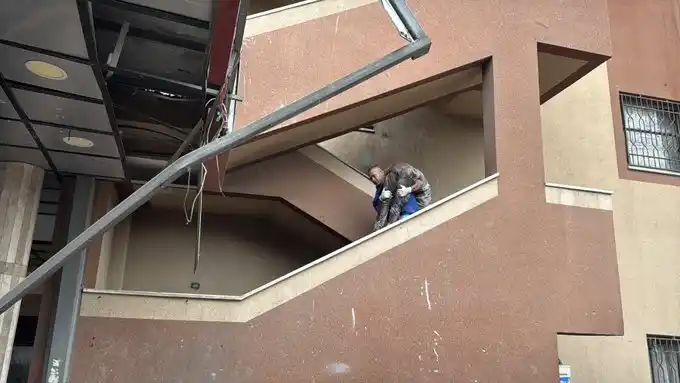 Un bombardeo contra un hospital de Gaza dejó decenas de muertos, cuatro de ellos periodistas