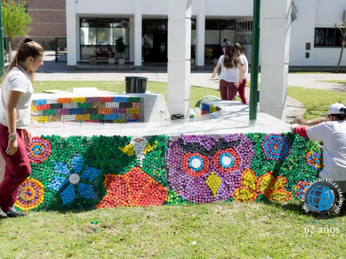 Alumnos de Arroyito crearon un mural con 15 mil tapitas 