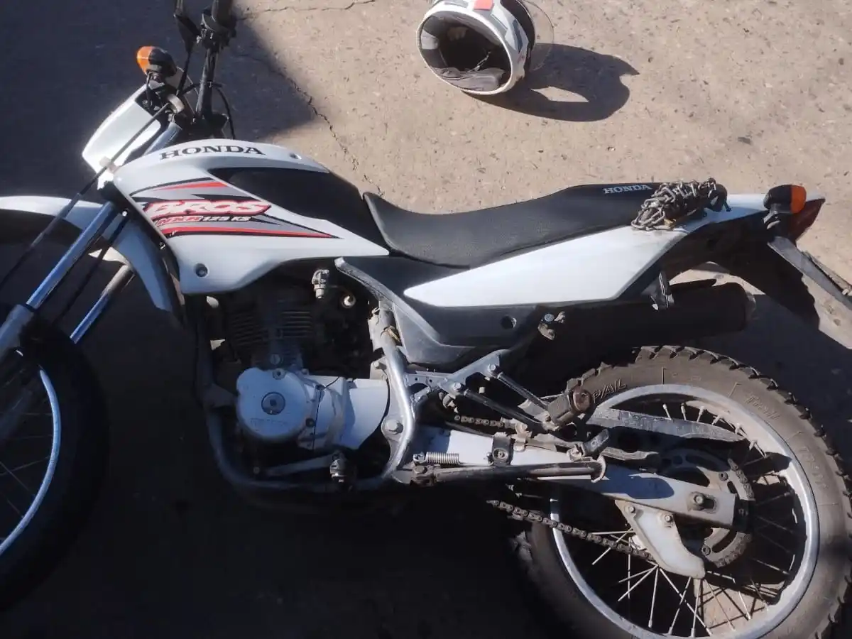 La moto sufrió daños por el impacto y caída.