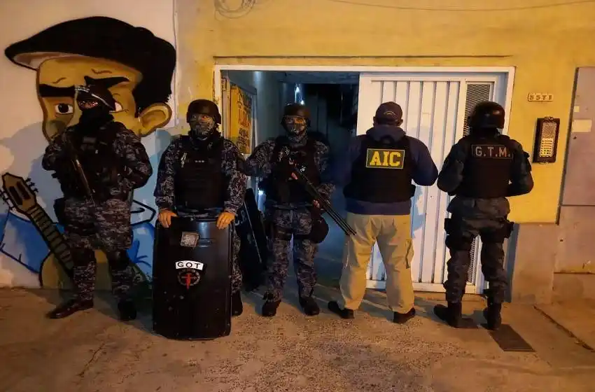 Detuvieron a un joven que era buscado en un allanamiento tras investigar el crimen de una chica de 21 años