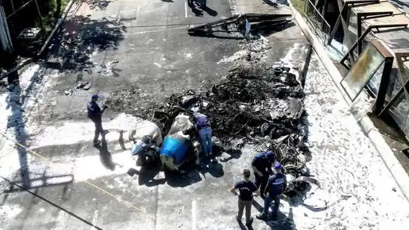 Una avioneta cayó en plena avenida de Sao Paulo, deja dos muertos y seis heridos