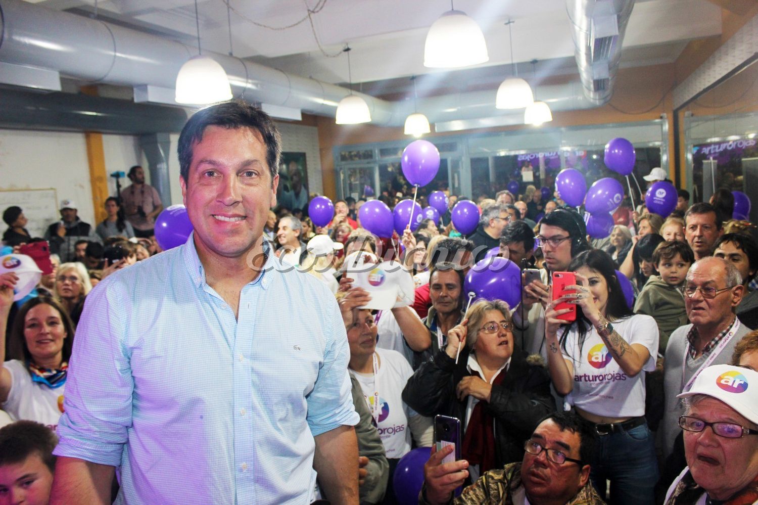 El más votado. Arturo Rojas celebra su elección como intendente el 27 de octubre de 2019