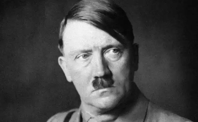 Un informe secreto de la CIA asegura que Hitler era bisexual