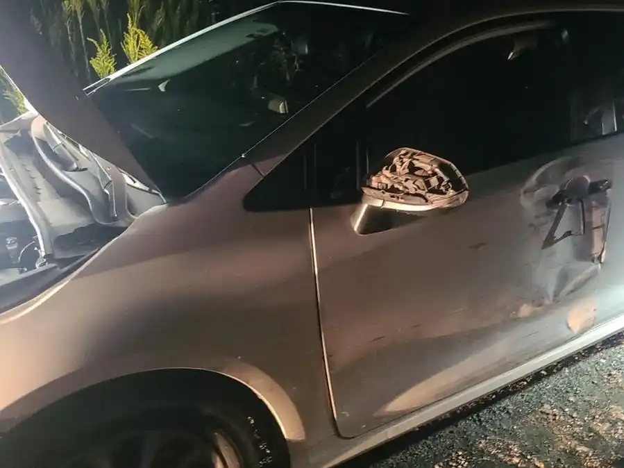 Los jóvenes se trasladaban en un Toyota Corolla.