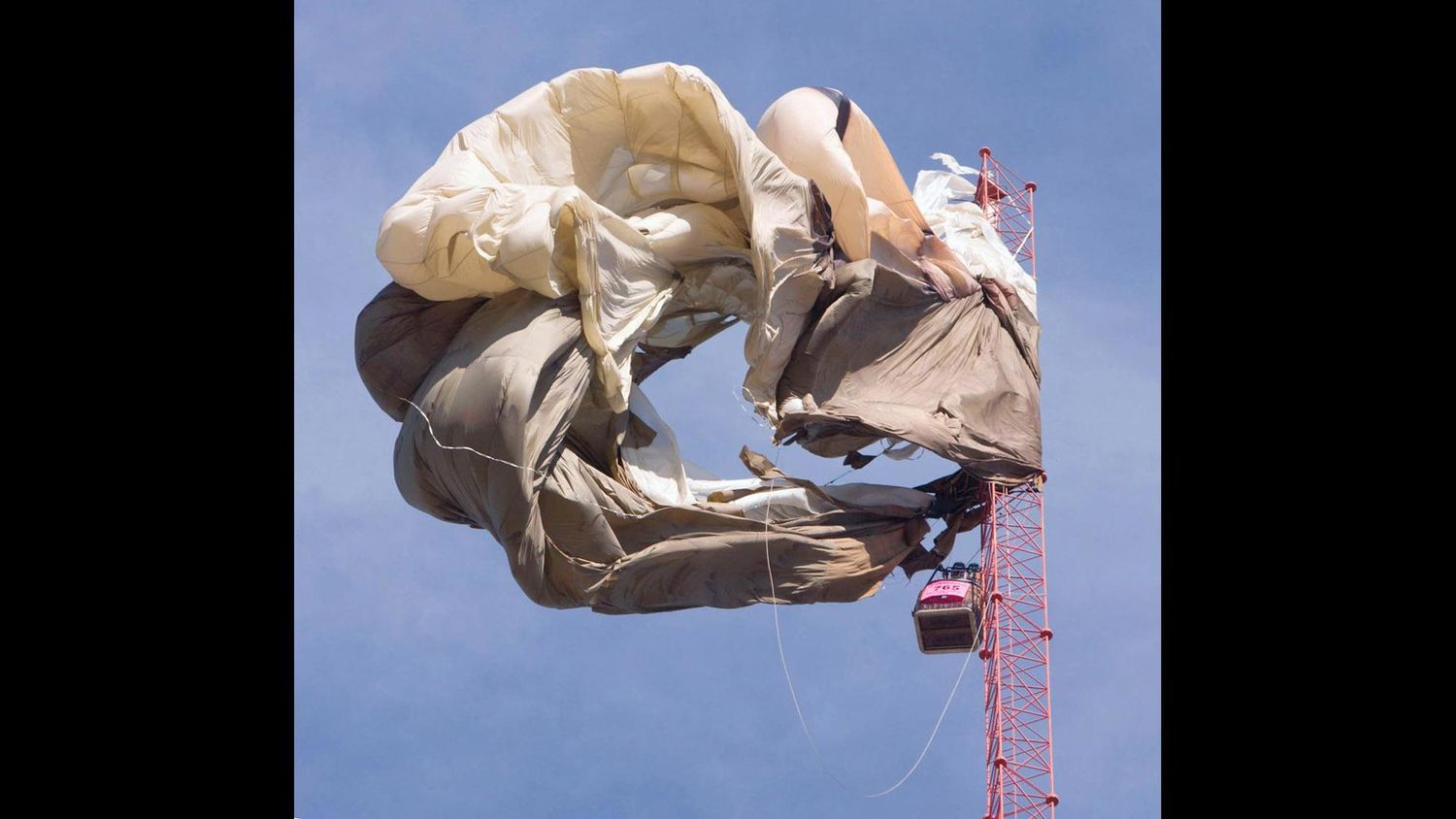 Un globo aerostático choca contra la misma torre de radio de Albuquerque que atrapó un globo hace 20 años