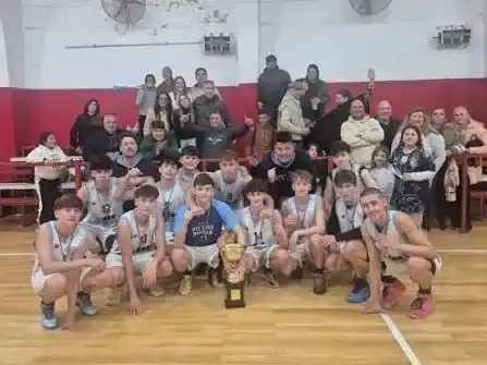La U15 de la Crea, subcampeón en el Campeonato Federativo de Clubes. Foto:AR