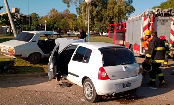 Una mujer embarazada y sus dos hijos fueron hospitalizados tras un violento choque