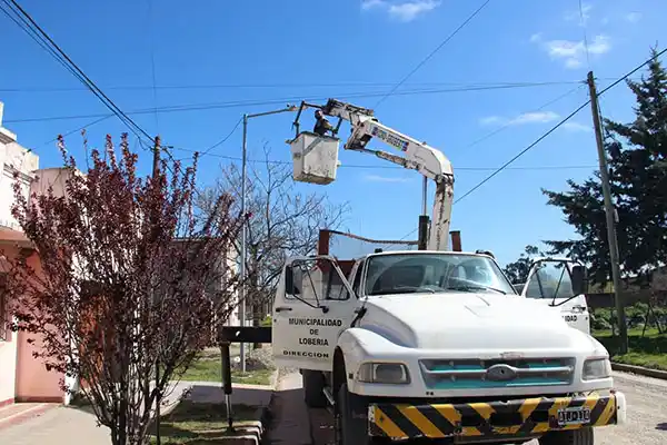 Avanza la iluminación LED y construcción de cordón cuneta